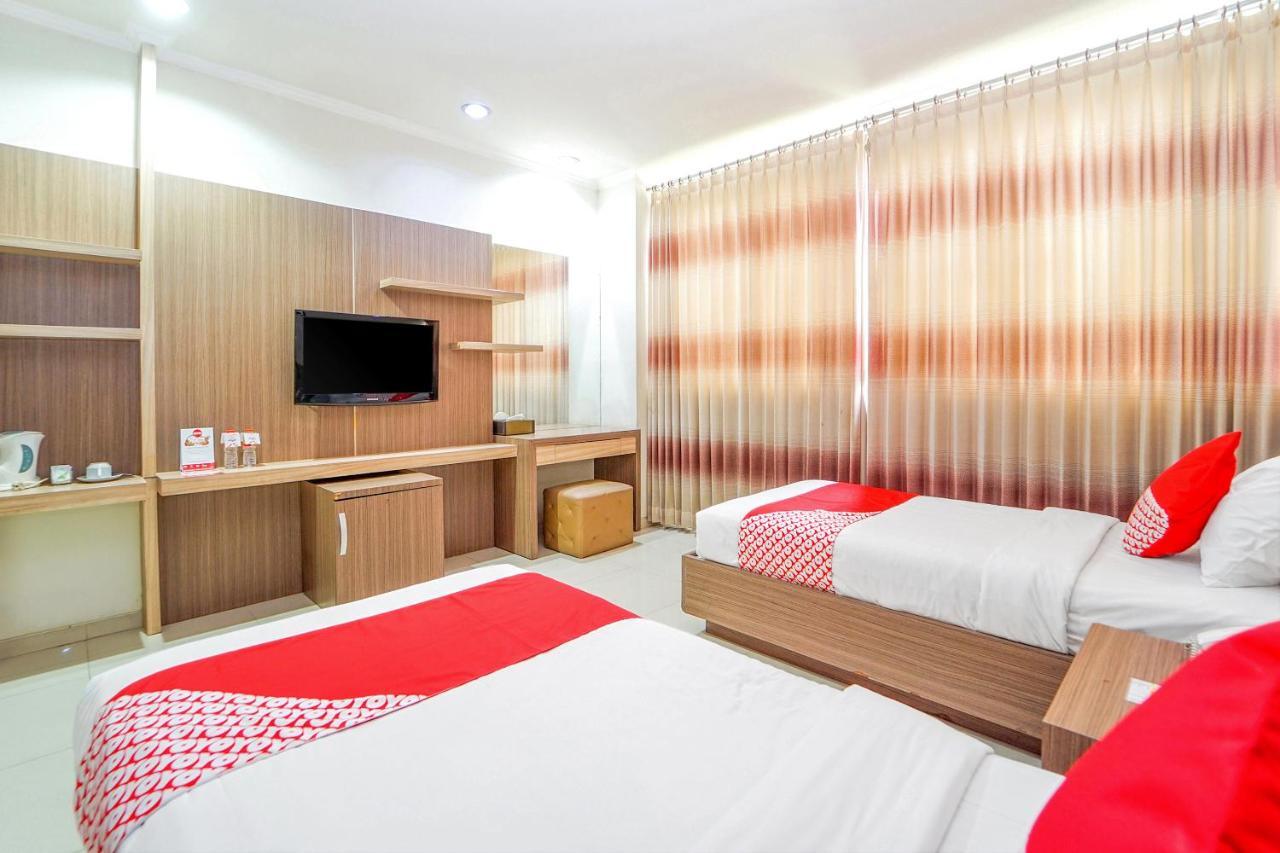 Maumu Hotel & Lounge Surabaya Buitenkant foto